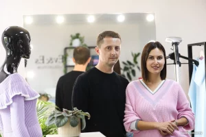 Гродзенцы Яўгенія і Дзяніс у шоуруме Ev&Es. Фота: Onliner.by