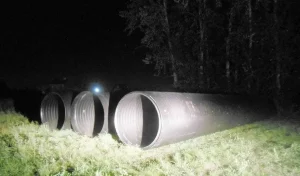 Трубы, якія прыціснулі дзіця. Фота: Следчы камітэт