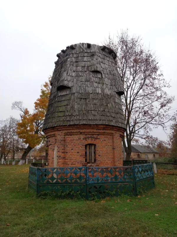 В Щорсах начали восстанавливать усадьбу Хрептовичей. Сейчас занимаются крышей хозпостроек