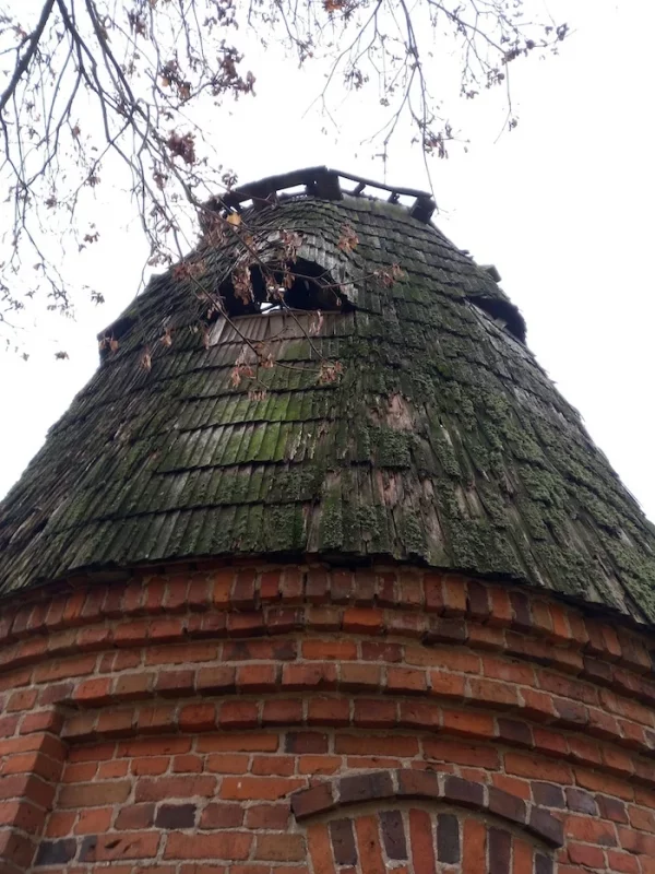 В Щорсах начали восстанавливать усадьбу Хрептовичей. Сейчас занимаются крышей хозпостроек