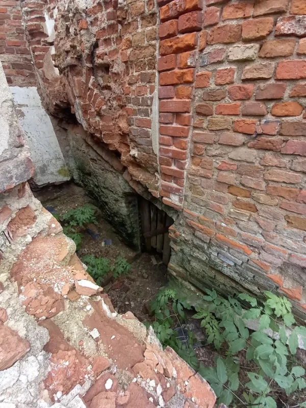 В Щорсах начали восстанавливать усадьбу Хрептовичей. Сейчас занимаются крышей хозпостроек