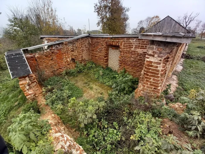 В Щорсах начали восстанавливать усадьбу Хрептовичей. Сейчас занимаются крышей хозпостроек