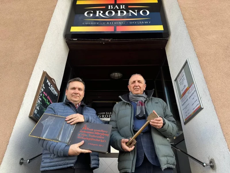 Wojciech Dunikowski with a commemorative album and Witold Gonsovsky with a gift key at the entrance to a bar in Grodno. Photo: Hrodna. life / MOST