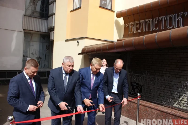 Chairman of the Hrodna City Executive Committee Mieczyslaw Goy and President of Bialystok Tadeusz Truskolski open the revived restaurant "Bialystok" in Hrodna. May 1, 2019. Photo: Ruslan Kulevich, Hrodna. life
