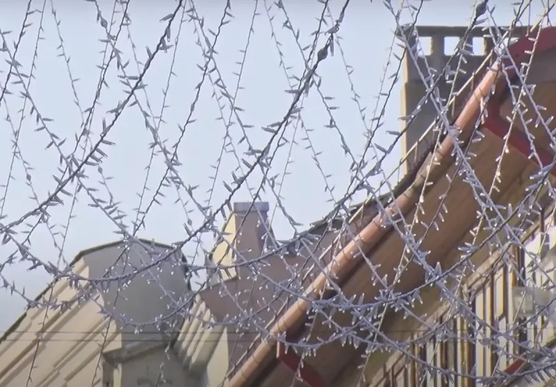 Усю Савецкую зацягнулі "зорным небам". Скрыншот Hrodna.life рэпартажу "Гродна Плюс"