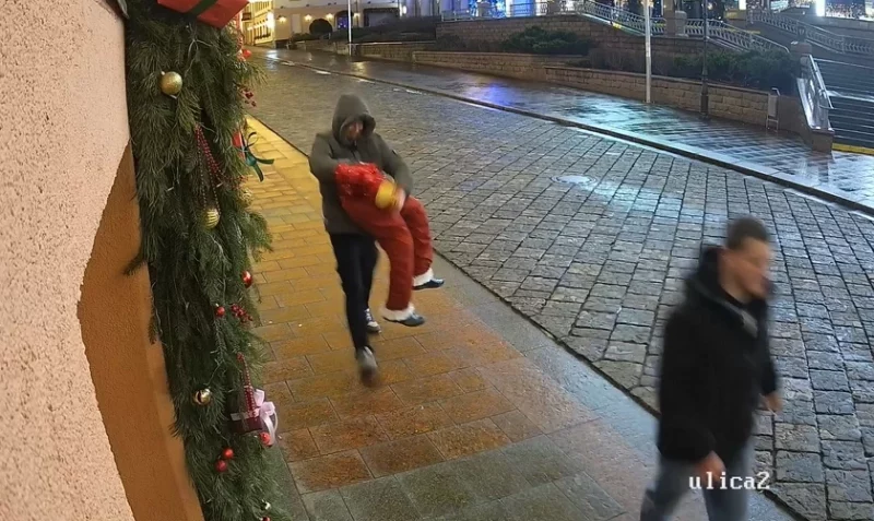 Знайшлі гродзенца, які скраў ногі Дзеда Мароза - зараз ім займаецца міліцыя Гродзенец крадзе ногі Дзеда Мароза.