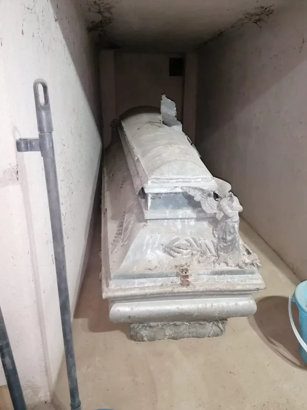 В часовне под Сморгонью разрушили саркофаги и разбросали человеческие останки - теперь ее восстанавливают