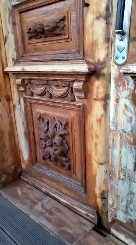 В гродненском Новом Свете отреставрировали деревянные двери. Что не так?