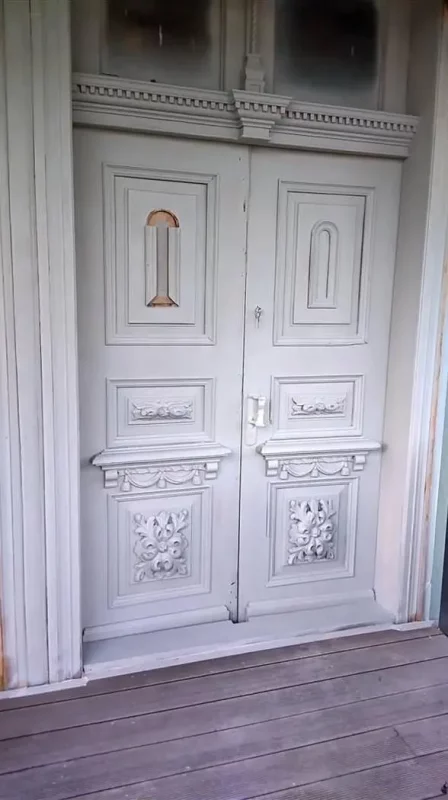 В гродненском Новом Свете отреставрировали деревянные двери. Что не так?