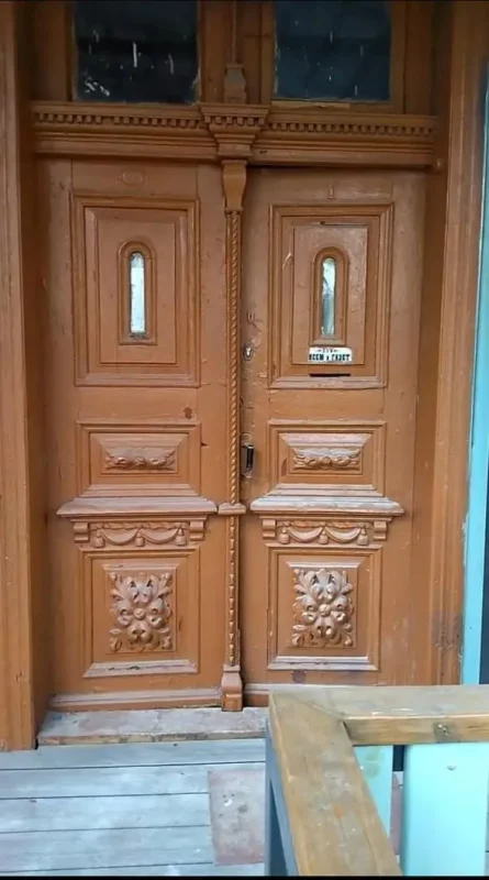 В гродненском Новом Свете отреставрировали деревянные двери. Что не так?