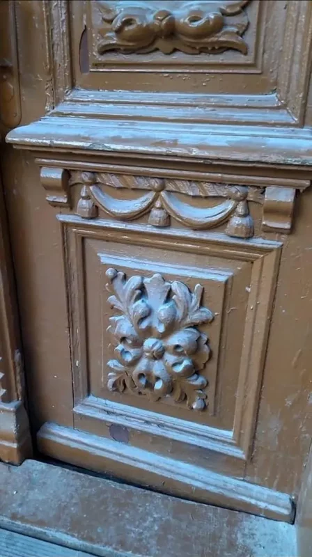 В гродненском Новом Свете отреставрировали деревянные двери. Что не так?