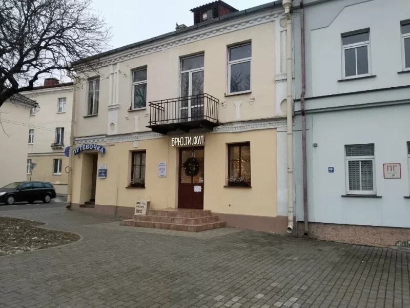 "Хутчэй складзецца, чым яго адрамантуюць". У цэнтры Гродна людзі жывуць у доме, дзе апошні рамонт рабілі 35 гадоў таму