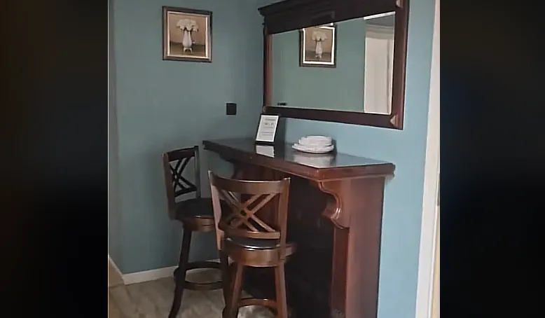 "Я Маргарыта, тут недзе кот Бегемот мусіць бегаць". Турыстка ўразілася аўтэнтычнай кватэрай у цэнтры Гродна Інтэр'ер кватэры. Скрыншот Hrodna.life