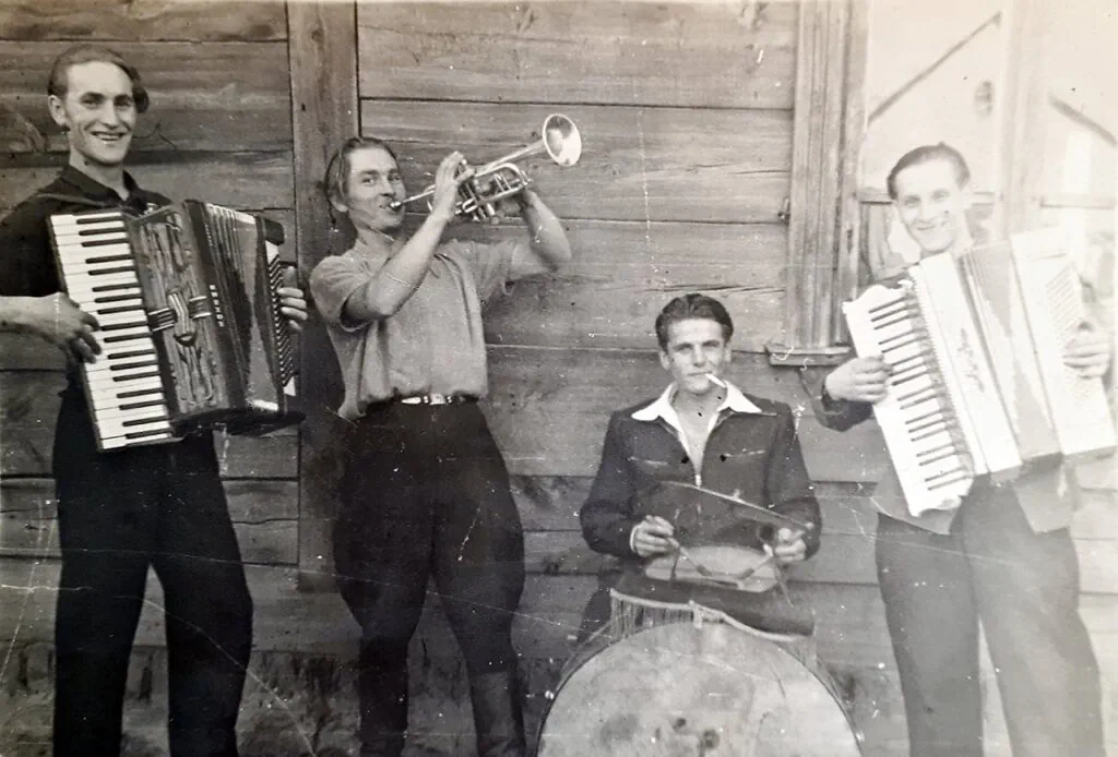 Справа за барабанамі і з акардэонам — браты Эйсманты. Фота: архіў сям’і Эйсмантаў