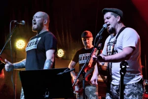 Гурт Dzieciuki у час выступу. Крыніца: сацсеці гурта