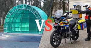 Сцэна ў Мастах і матацыкл хуткай дапамогі ў Беластоку. Калаж: MOST / Hrodna.life (выкарыстаны малюнак Dawid Gromadzki / Urząd miasta Białystok і газеты "Зара над Неманам")