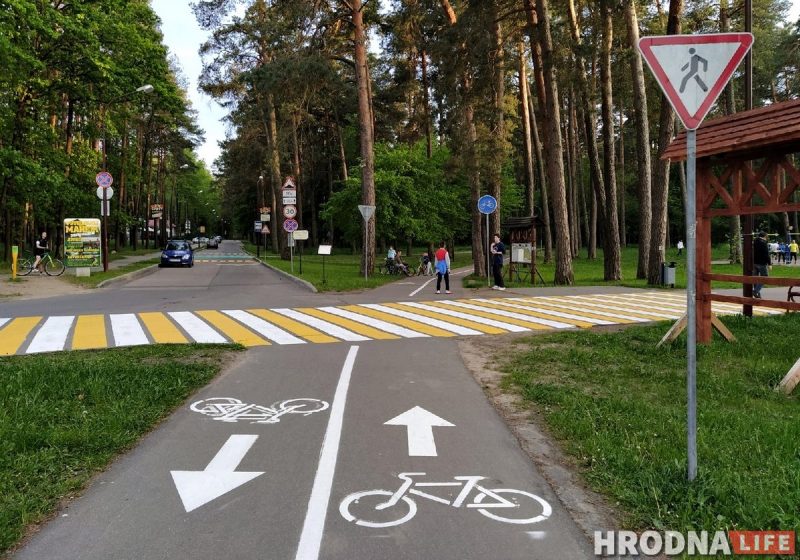 "Стаміўся пераскокваць сабачак і дзетак". Веласіпедысты не могуць дамовіцца з пешаходамі ў Пышках