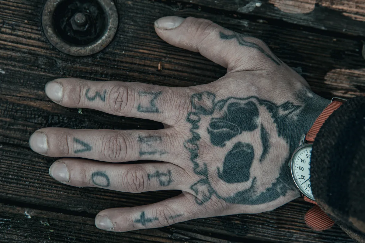 "Яны б радаваліся, што мяне зламалі". Як жыве татуіроўшчык Паша "Белка", які ўцёк ад крыміналкі