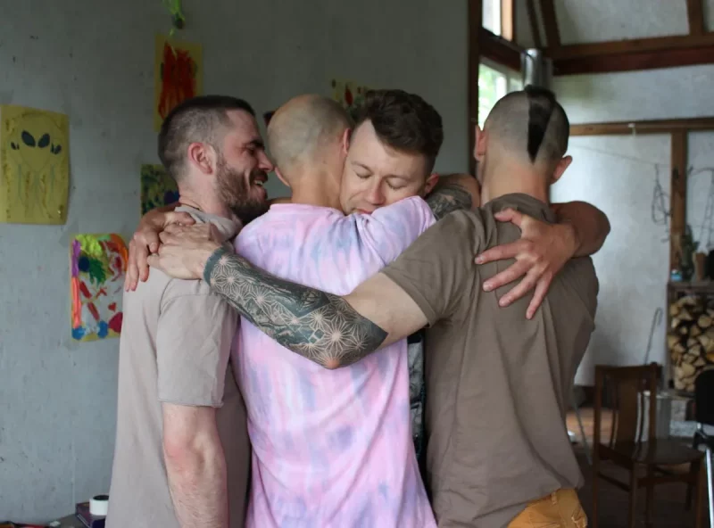 Дзядзі і цёці смажаць зефіркі на вогнішчы. Што такое летнікі для дарослых і чаму яны папулярныя? Актыўнасці лагера для дарослых. Фота: instagram.com/south_park.camp