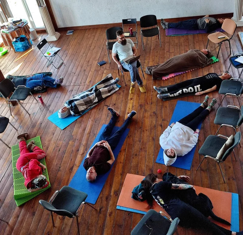 Дяди и тети жарят зефирки на костре. Что такое лагеря для взрослых и почему они популярны?