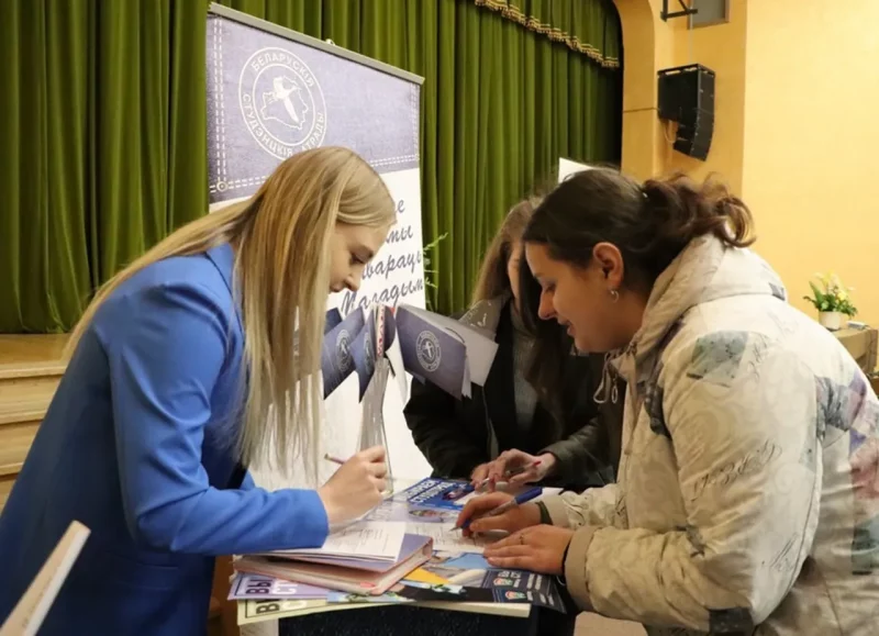 Дапамога адрозніваецца ў 33 разы. Параўналі, як Польшча і Беларусь змагаюцца з беспрацоўем Моладзевы кірмаш вакансій у Свіслачы. Крыніца: trudgrodno.gov.by
