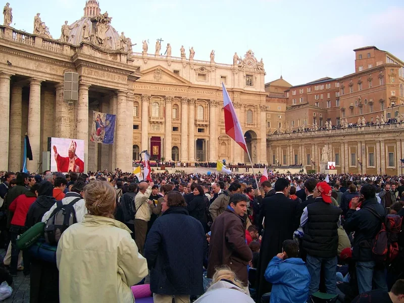 Пахаванне Папы Яна Паўла II. Натоўп на плошчы Святога Пятра