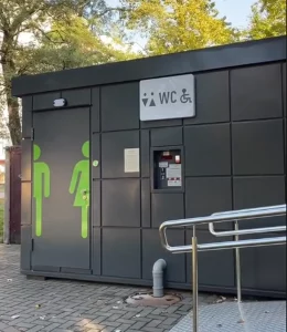 Грамадскіх прыбіральняў у цэнтры Гродна стала менш. Людзі скардзяцца на чэргі модульный туалет в парке Жилибера в Гродно