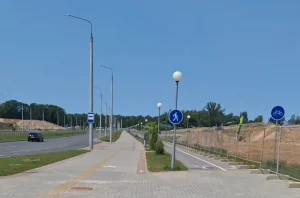 Падзеленыя, адведзеная «хваляй», ідзе побач. Як у новым мікрараёне Гродна вырашаюць пытанне з веласцежкай Веладарожка ў новым квартале Грандзіч. Скрыншот відэа lazy.world.spectator