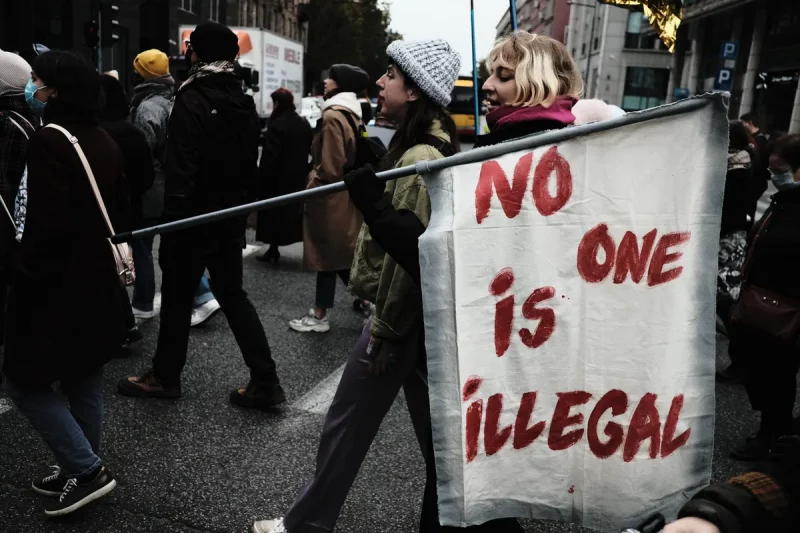 Крымінальныя справы, допыты, крыміналізацыя дапамогі. Як у Польшчы пераследуюць актывістаў, якія дапамагаюць мігрантам на мяжы Фота дэманстрацыі арганізацыі "Шпіля". Аўтар - Tomasz Swierzewski