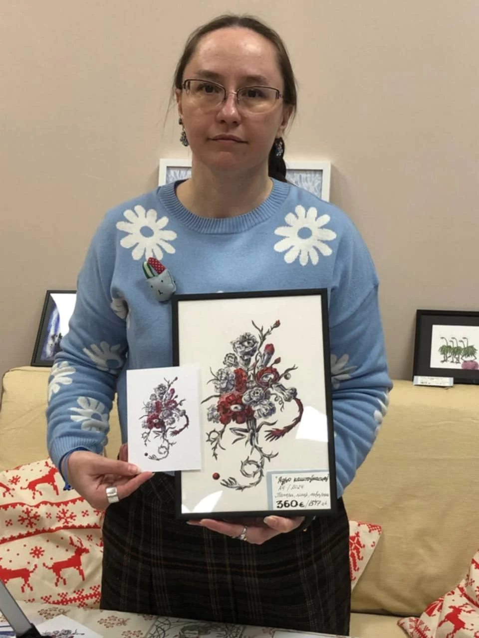 Художница Татьяна Калач со своей картиной. Фото из личного архива
