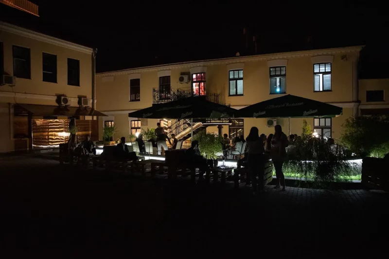 У Гродне ў цэнтры горада арганізуюць бясплатныя кінасеансы пад адкрытым небам Бар "Чарлі" ў дворыку кінатэатра "Чырвоная зорка", дзе летам бясплатна паказваюць кіно. Фота: instagram.com/charliebar_grodno