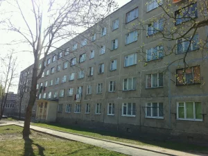 Гродзенец паскардзіўся ў TikTok на прусакоў і затоплены падвал у інтэрнаце. Улады адказалі: вінаватыя жыхары Дамброўскага, 23. Фота: yandex.by.