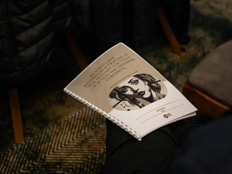 Сборнік артыкулаў пра жночае здароўе ў турме. Фота: Макс Моррыссан