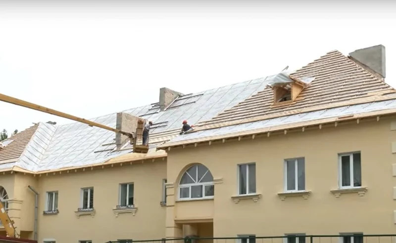 Дах знаходзіцца ў Расіі. Жыхары дома на Фолюшы ў Гродне скардзяцца на капітальны рамонт