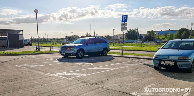 Кіроўцаў у Грандзічах масава аштрафавалі за паркоўку на інвалідных месцах
