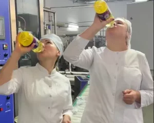 Лукашэнка адпіў рапсавы алей з бутэлькі. Бюджэтнікі кінуліся за ім паўтараць алей трэнд