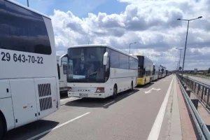 Транспартная інспекцыя і перавозчыкі лаюць падсадкі на мяжы: іх хочуць забараніць Чарга аўтобусаў на выезд з Польшчы праз пункт пропуску "Цярэспаль". 28 чэрвеня 2025 года. Фота: карыстальнік аднаго з чатаў па перасячэнні мяжы, апублікаванае на "Зеркало"