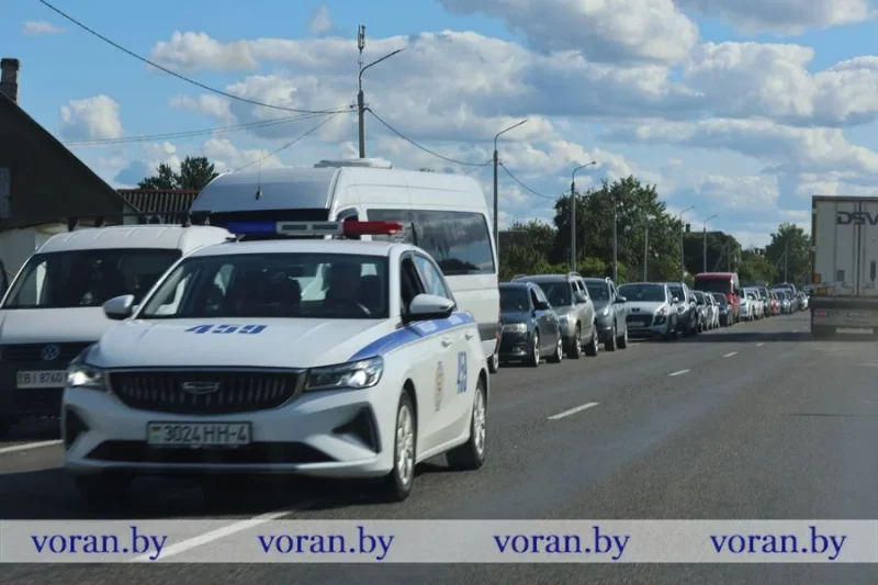 Біяпрыбіральні, бясплатная каша і ДАІ. Што адбываецца на мяжы з Літвой, дзе захраслі сотні машын