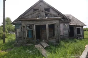 У Ашмянах пустуе і разбураецца дом, але знесці яго нельга. Чаму? У Ашмянах пустуе і разбураецца дом, але знесці яго нельга. Чаму?