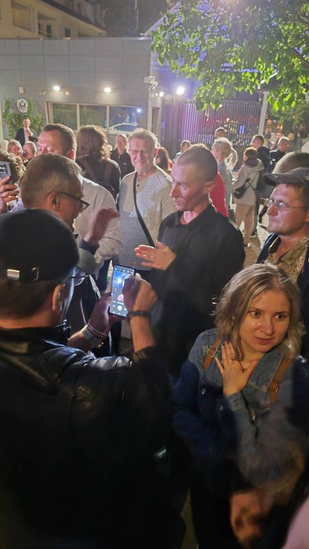 В Вильнюсе встречают Павла Можейко и других освобожденных 11 сентября политзаключенных (обновлено)