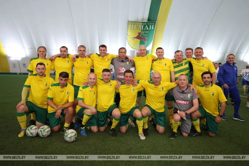 Каманда Юрыя Караева пасля матчу з камандай Дзмітрыя Балабы. Дзмітрый Кавалёнак - першы злева ў другім шэрагу. Фота: БелТА