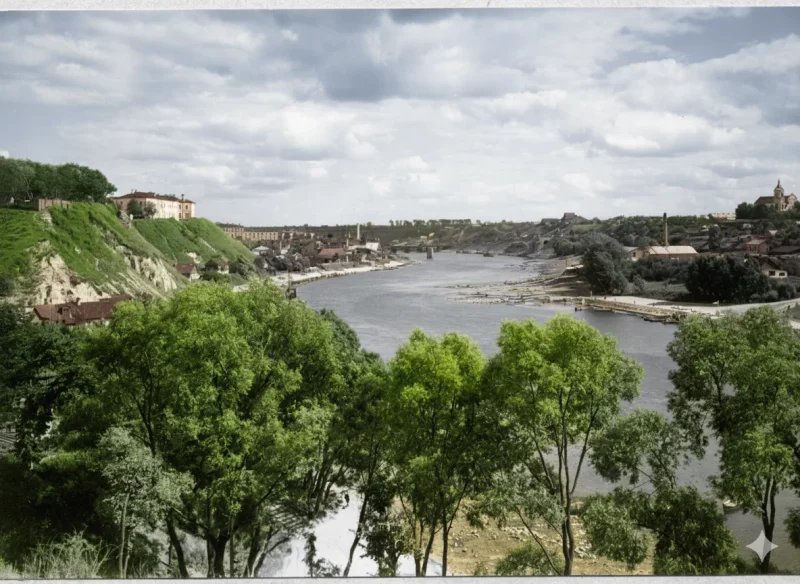 Аркестр тапельцаў: як 100 гадоў таму Нёман забіраў жыцці гродзенцаў Нёман у цэнтры Гродна ў 1920-я. Размалявана з выкарыстаннем нейрасеткі Gemini.