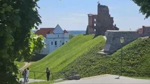 «Не ўявіш харугвы крыжакоў». Новыя муры Навагрудскага замка закрылі віды з Замкавай гары — турысты і мясцовыя не задаволеныя