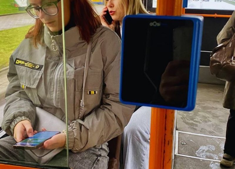 У Лідзе ў аўтобусах усталёўваюць валідатары. Не ўсе мясцовыя жыхары задаволеныя новай сістэмай аплаты У Лідзе ў аўтобусах усталёўваюць валідатары. Не ўсе мясцовыя жыхары задаволеныя новай сістэмай аплаты