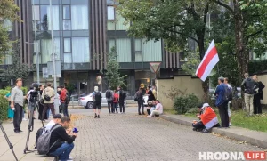 У Вільні сустракаюць Паўла Мажэйку і іншых вызваленых 11 верасня палітзняволеных (абноўлена) Амбасада ЗША ў Вільні, 11 верасня 2025. Фота: Hrodna.life