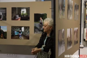 Фотографка Наталля Дораш на вернісажы выставы "Карані", верасень 2021