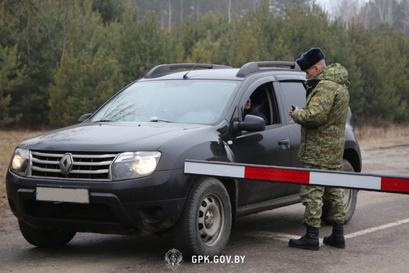 Пограничник проверяет документы гражданина на границе