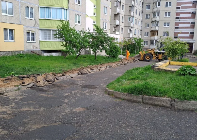 Рамонт у адным з двароў. Фота: t.me/kgk_oficial