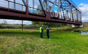 Цягнік мог сысці з рэек у Гродзенскай вобласці. Гэта выявілі пры праверцы Проверка железнодорожных мостов и путей в Гродненской области