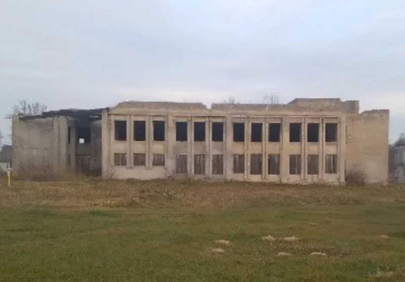 У Навагрудскім раёне знеслі 40-гадовы даўгабуд Даўгабуд ва Уселюбе. Фота: КДК